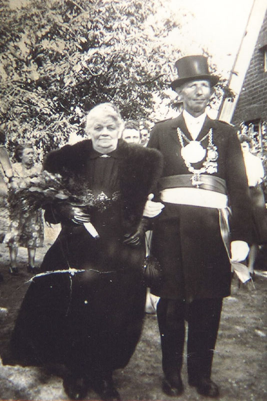 1951! König Wilhelm Verhülsdonk mit seiner Königin Dora!