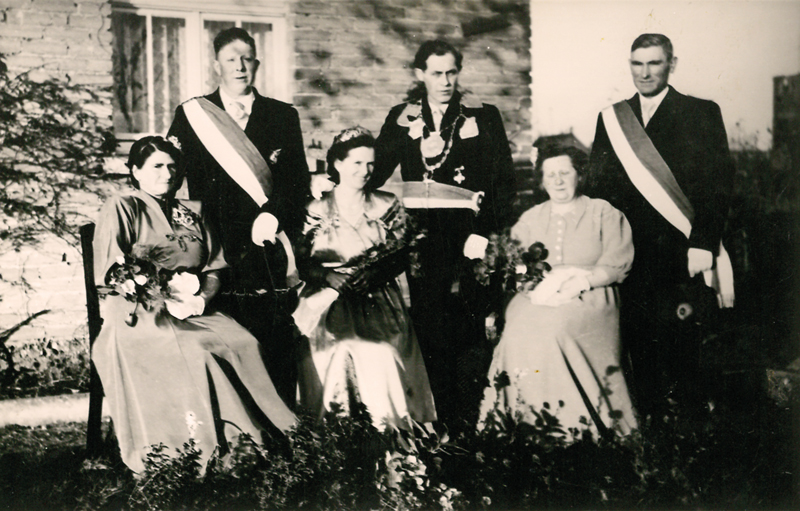 1954! König Johannes Engelskirchen mit seiner Königin Gertrud und seinem Gefolge Heinrich und Johanna Peters sowie Gerhard und Johanna Derks!