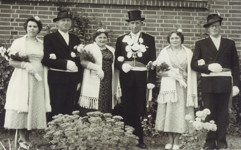 1960! König Josef Holtappels mit seiner Königin Fine und seinem Gefolge Georg und Paula Gier sowie Gerd und Elisabeth Weyhofen!