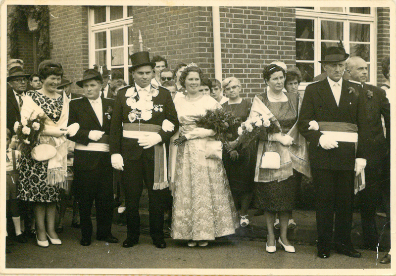 1964! König Heinrich Hegmann mit seiner Königin Käthe und seinem Gefolge Reinhard und Elisabeth Thissen sowie Josef und Elisabeth Kisters!