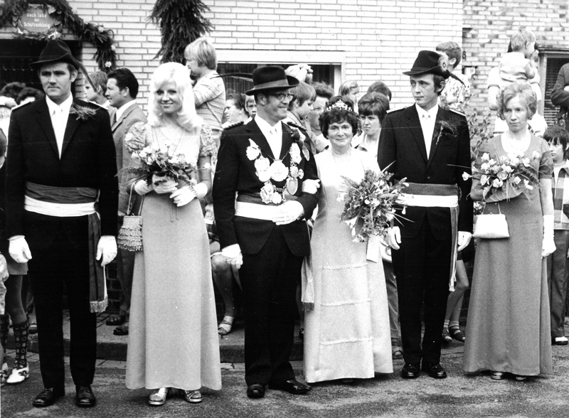 1973! König Georg Gier mit seiner Königin Paula und seinem Gefolge Erich und Franziska Waldermann sowie Klaus und Annemie Adams!
