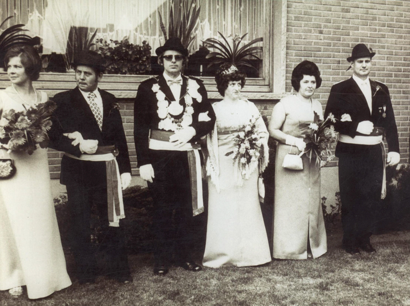 1974! König Alois Krebbers mit seiner Königin Klara und seinem Gefolge Fritz und Alwine Roeloffs sowie Johann und Elli Becker!