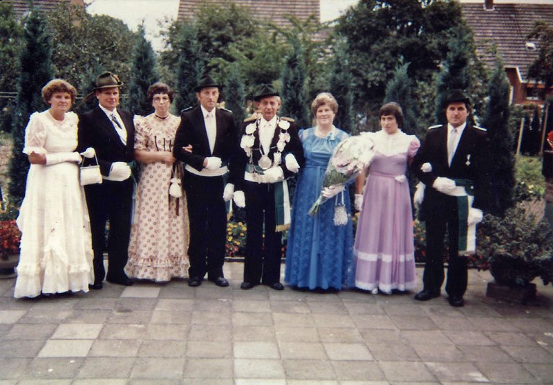 1982! König Herbert Kallweit mit seiner Königin Minchen und seinem Gefolge v. l. Erwin und Käthe Willemsen, Gerhard und Josefine Hawix und Karl und Irmgard Tenhagen!