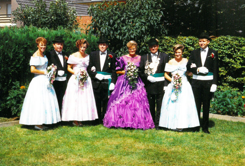 1992! König Erwin Willemsen mit seiner Königin Käthe und seinem Gefolge v. l. Karl und Ursula Hackstein, Georg und Monika Konetzke sowie Hans-Gerd und Walburga Peters!