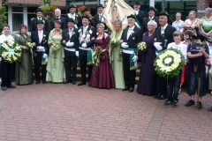 2009! König Hans-Gerd Peters mit seiner Königin Walburga und seinem Gefolge v. l. Karl und Irmgard Tenhagen, Maria und Theo Gesthuysen, Josef und Margret Boßmann sowie Rudolf und Marlies Kammann!